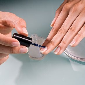 Обезжириваем ногтевую пластину и покрываем лечебным, защитным или цветным лаком