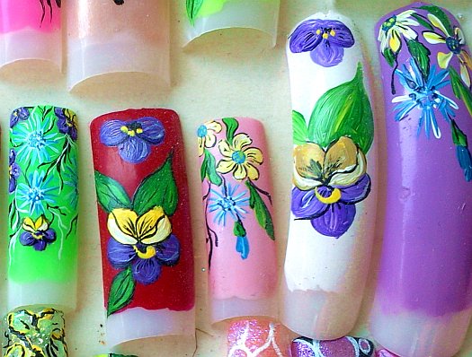 Рисунок на ногтях акриловыми красками - лепестки цветов.